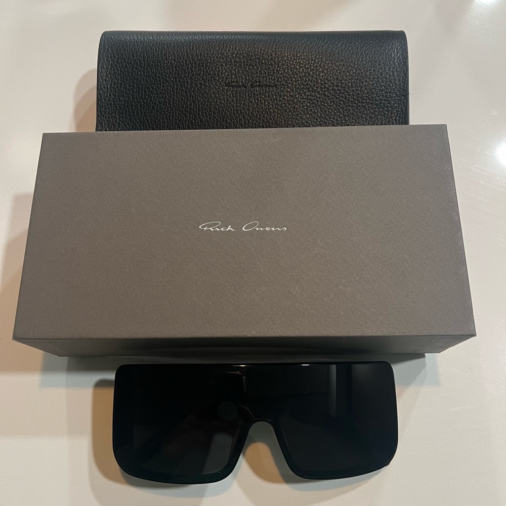 RICK OWENS
Black Documenta Sunglasses